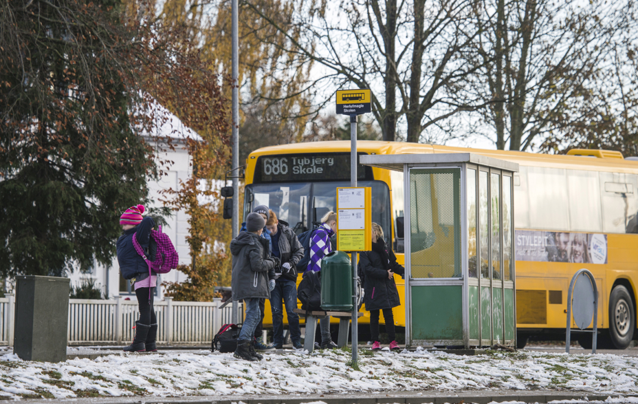 Elever ved en skolebus