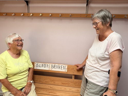 Tove og Anne ved sladrebænken i Rosengården