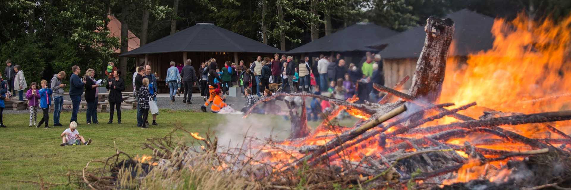 Sankt Hans Bål brænder Ved Friluftszonen i Herlufmagle med mennesker i baggrunden