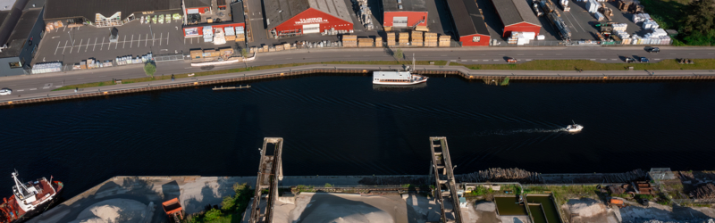 Droneudsigt over kanalen i Næstved lige inden havnebassin med kraner